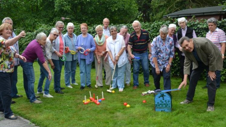 Die Krebs-Selbsthilfegruppe „Ein Weg“ am Dienstag bei Spielen bei ihrem Sommerfest: Feiern und Ausflüge sollen den Zusammenhalt der Gruppe stärken. 