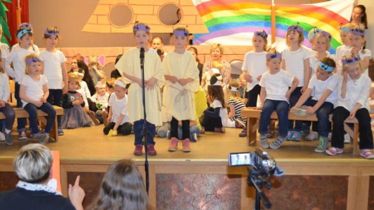 Mal konzentriert, mal locker und mal verspielt: Die Kinder der Schierbroker Kita „Spatzennest“ haben am Mittwoch das Musical „Noah und die tierische Arche“ aufgeführt. 