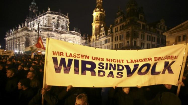 25 000 Menschen nahmen am vergangenen Montag an der Pegida-Demo in Dresden teil. Aus Angst vor einem Terroranschlag wurde die Veranstaltung nun untersagt. 