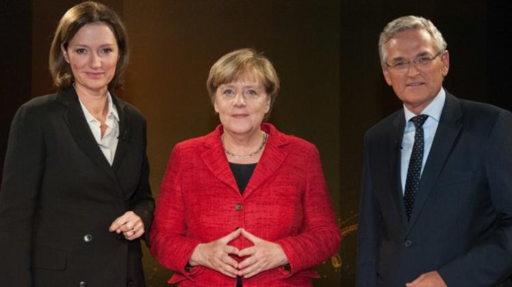 „Die Bundeskanzlerin hat die Lage im Griff“, sagte Angela Merkel Freitagabend im ZDF in einem Interview zu ihrer Flüchtlingspolitik, die Fragen stellten Bettina Schausten (l.) und ZDF-Chefredakteur Peter Frey. 