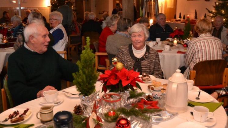 Festlich geschmückte Tafeln, Chormusik und leckeren Kuchen fanden die Gäste bei der Weihnachtsfeier des Orts- und Heimatvereins Elmeloh-Almsloh in der Diele der Familie Bücking in Elmeloh vor. 