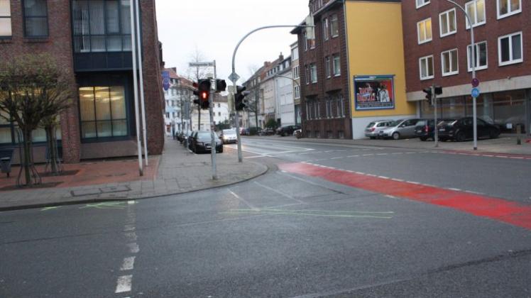 Eine Radfahrerin ist an der Kreuzung Schlagvorder Straße/Kollegienwall von einem Bus angefahren worden. 