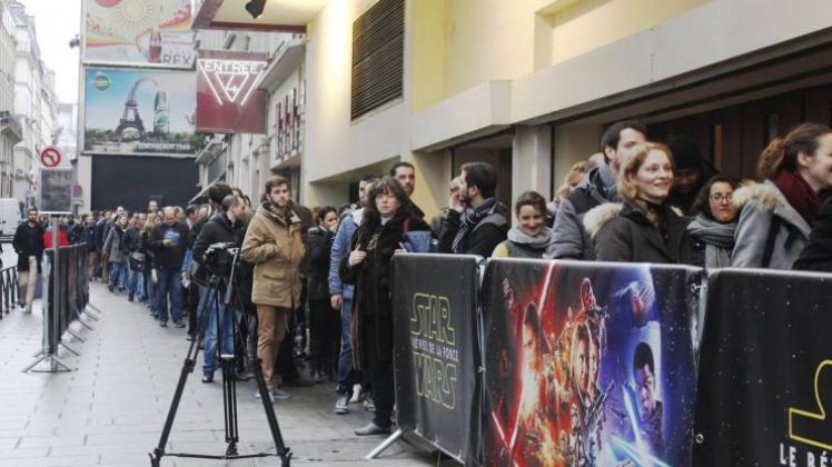 Diese Menschen wollen Star Wars sehen - und zwar im Kino. Wie das in Zukunft aussieht, müssen Kinobetreiber und Filmverleihe verhandeln. 