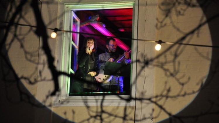 Kara M. Und Ralf Jost-Westendorf bilden das Duo „What2Do“ und sangen am Samstag aus den Fenstern rund um den Universitätsplatz. Die Veranstaltung verzauberte.