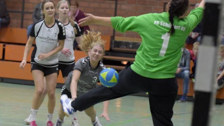 Der ist drin: Joana Oekermann von der HSG Grüppenbühren/Bookholzberg trifft gegen den FC Schüttorf von Linksaußen.