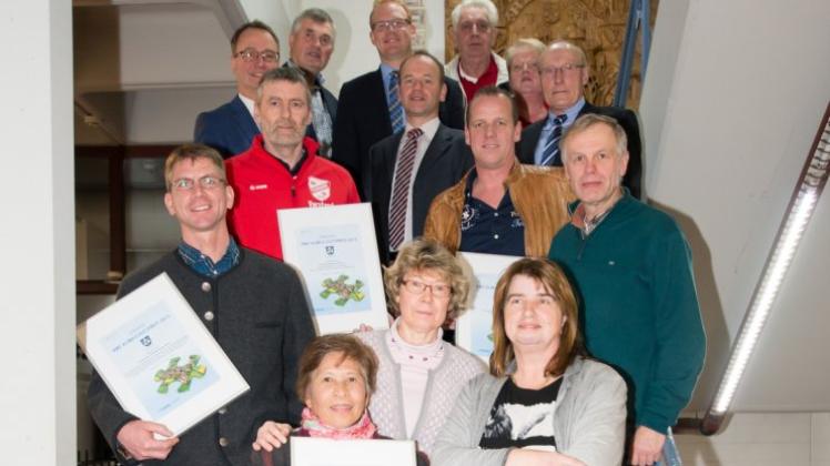 Den RWE-Klimaschutzpreis der Stadt Haren im Jahr 2015 haben die Vertreter von vier Vereinen und Schulen in Empfang genommen. 