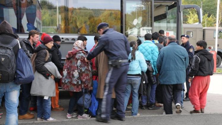 Flüchtlinge besteigen weiterhin Busse Richtung Norden. In Bookholzberg wird für bis zu 75 Flüchtlinge eine Mobilhalle eingerichtet. Sie soll Mitte Dezember bezugsfertig sein. Symbolfoto: dpa