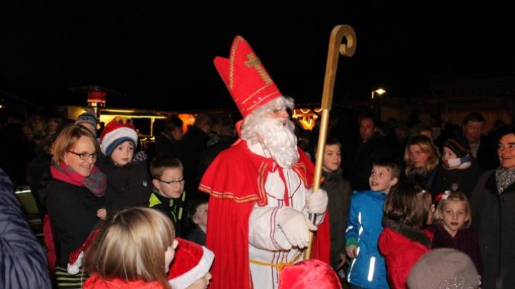Gegen Abend besuchte auch der Nikolaus noch einmal die Kinder auf dem Weihnachtsmarkt in Rastdorf. 