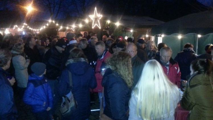 Bis in den Abend genossen die Fehndorfer den Weihnachtsmarkt auf dem Platz am Jugendheim. 
