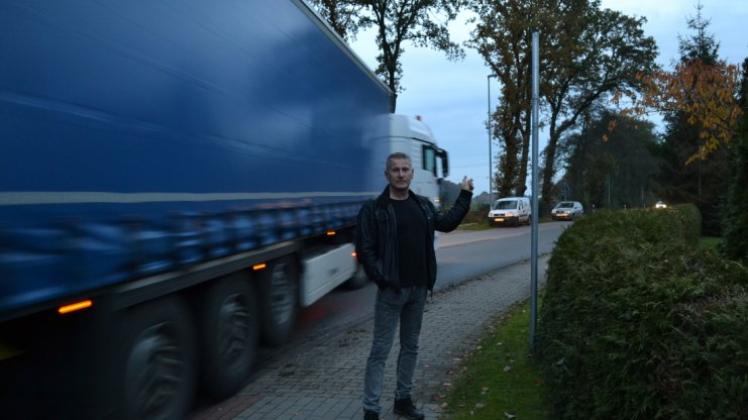 Christian Weber zeigt auf die Stelle am Hohenborn in der Gemeinde Ganderkesee, an der sich bis vor kurzem ein Verkehrszeichen befand, das Lastern bei Nacht die Durchfahrt verbot. 
