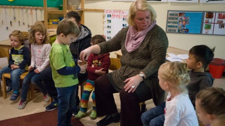 Pastorin Uta Brahms besucht einmal wöchentlich die Kinder im Jona-Kindergarten in Ganderkesee und arbeitet mit den Kindern. 