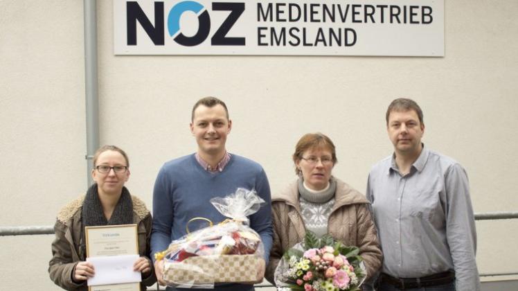 Zum Jubiläum erhielt Zeitungszustellerin Agnes Führs (Dritte von links) Präsente von Daniela Litzen (von links), Frank Jansen und Ludger Ruten vom NOZ Medienvertrieb Emsland. 