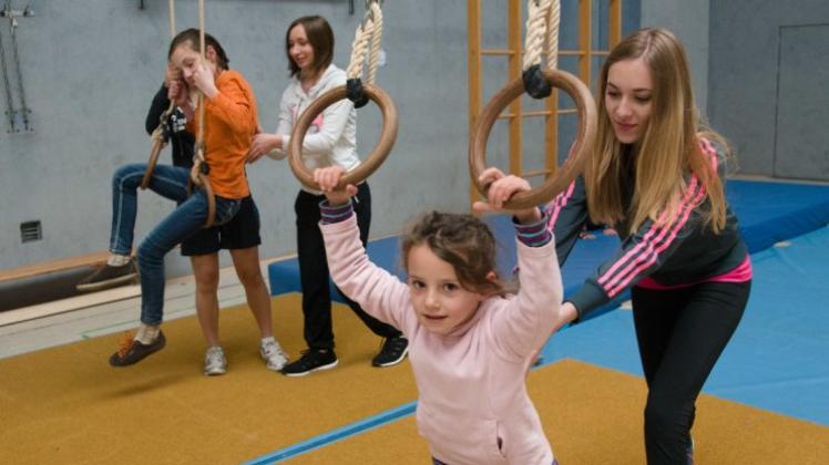 Toben und Spaß haben: Der TSV Ganderkesee und Schüler des Gymnasiums Ganderkesee haben ein Sportprojekt für Flüchtlinge gestartet. Toben und Spaß haben: Der TSV Ganderkesee und Schüler des Gymnasiums Ganderkesee haben ein Sportprojekt für Flüchtlinge gestartet.