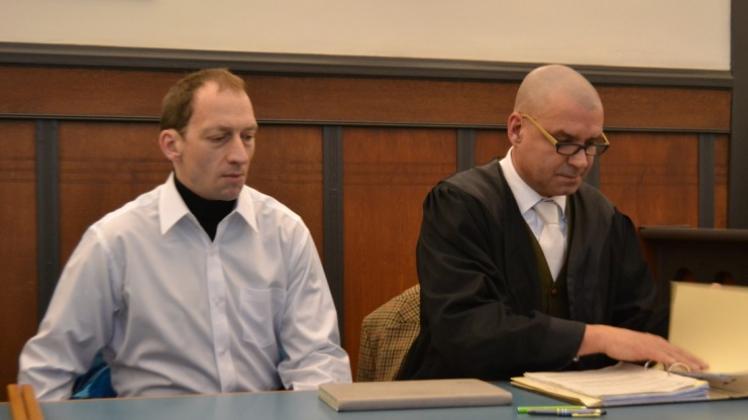 Der Angeklagte Henning Suhrkamp (links) mit seinem Anwalt Bernd Idselis. 