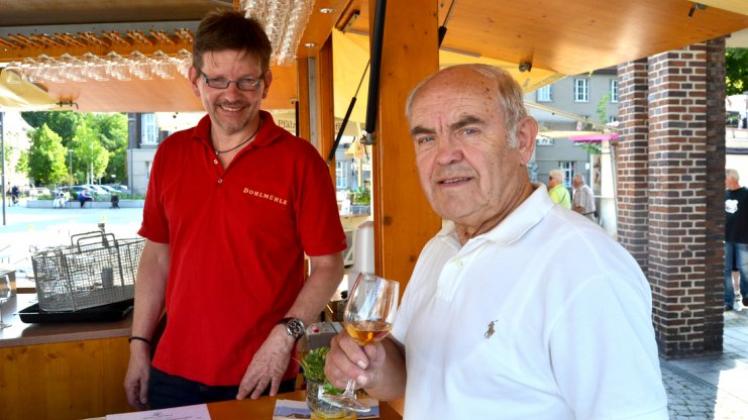 Hermann Reimers genießt am Stand von Mike Löffner (Weingut Dohlmühle aus Flonheim) das erste Schlückchen auf dem Weinfest. 