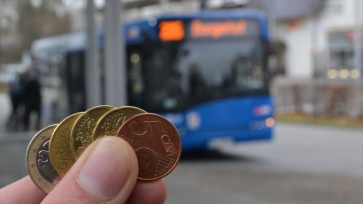 Das Busfahren in Delmenhorst wird teurer: Für ein Einzelticket muss seit dem 1. Januar 1,95 Euro gezahlt werden, eine Erhöhung um fünf Cent. Die Monatskarte kostet jetzt 45,90 statt 44,40 Euro. 