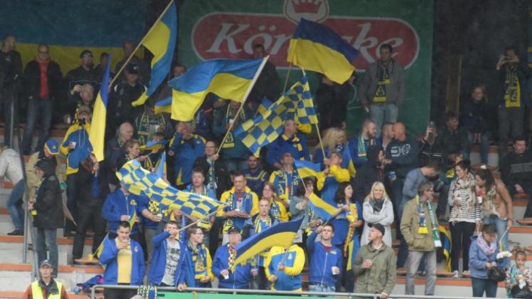Vermutlich ab Januar können die Fans des SV Atlas Delmenhorst – hier der Fanclub „Blau Gelb Reloaded“ – ihre Mannschaft wieder bei Testspielen unterstützen. 