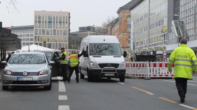 Einmal mit dem Auto über den gesperrten Neumarkt fahren? Macht 20 Euro. Am Dienstag kontrollierte die Polizei mal wieder den Verkehr. 