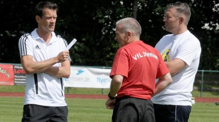 Treffen sich im Pokal und in der Liga: Stenums Trainergespann Thomas Baake/Werner Bruns und Atlas-Coach Jürgen Hahn. 