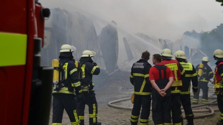 Die Flammen haben die Lagerhalle in Wildeshausen restlos zerstört. 