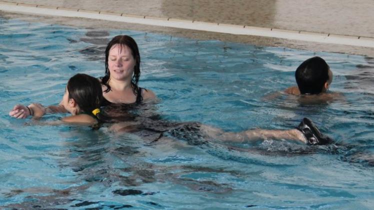 Ehrenamtliche Helfer der DLRG machen kostenlose Schwimmkurse für Flüchtlinge in Papenburg möglich. 