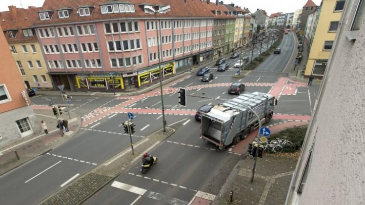 Die Ecke Kommenderiestraße und Johannistorwall. Die Polizei sucht eine Unfallzeugin, die Donnerstagmorgen einer Radfahrerin geholfen hat. 