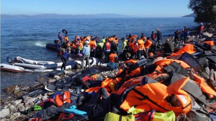 Von Flüchtlingen zurückgelassene Rettungswesten auf der griechischen Mittelmeerinsel Lesbos. 