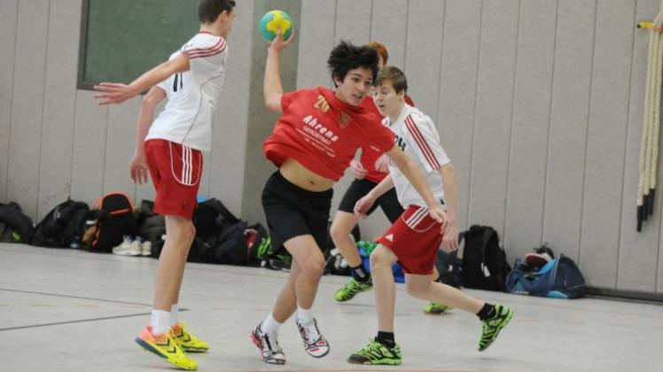 Neun Tore in Horneburg: Hoykenkamps Steven Kasper. Neun Tore in Horneburg: Hoykenkamps Steven Kasper.