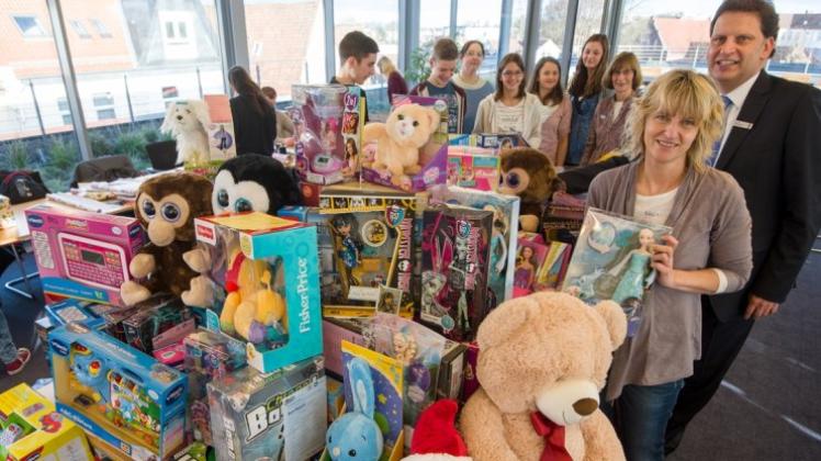 1000 Geschenke für den KinderWunschBaum konnten bislang von den Spenden gekauft werden. 