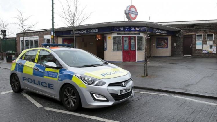 Ein Mann hat in einer Londoner U-Bahn-Station mit einer Machete drei Menschen verletzt - die Polizei spricht von einem Terrorakt. 