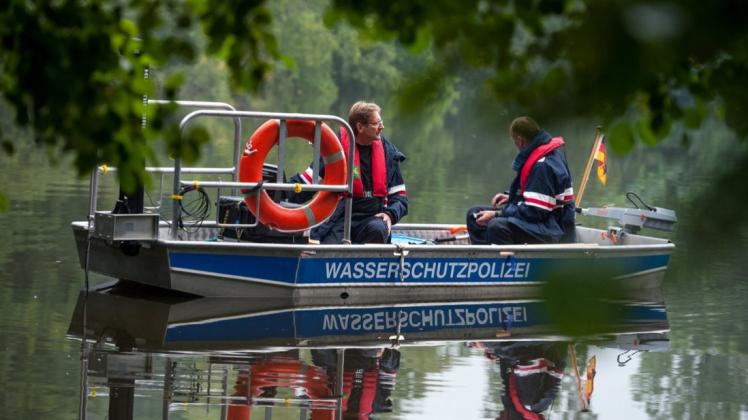 Einsatzkräfte der Polizei suchen von einem Boot aus mit einem Sonargerät am 19.08.2015 bei Holm-Seppensen nahe Buchholz in der Nordheide (Niedersachsen) nach einer vermissten Mutter und ihrer Tochter. Archivfoto: dpa