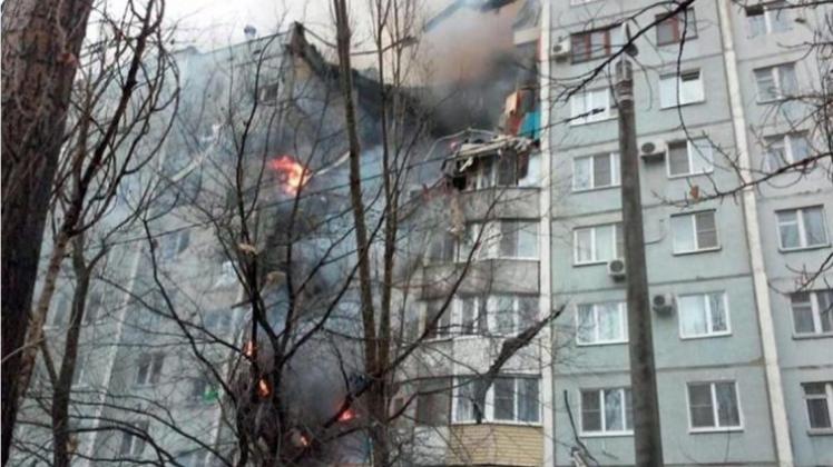 Die Explosion hat ein riesiges Loch in das Haus gerissen. Foto: Russian Emergency Ministry Press Service