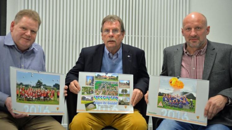 Den Messinger Jahreskalender 2016 präsentieren (von links) Alois Schmit, August Roosmann und Ansgar Mey. 