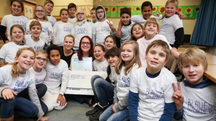 Den ersten Preis im Bundeswettbewerb „Blaues Wunder“ bejubeln die Viertklässler der Grundschule Atter. 
