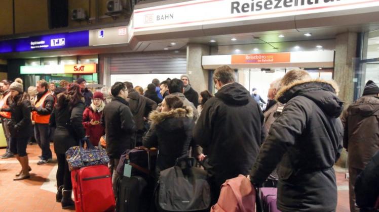 Lange Schlangen von gestrandeten Reisenden bilden sich im Hamburger Hauptbahnhof Zahlreiche Bahnverbindungen wurden Aufgrund von Sturmschäden gestrichen. 