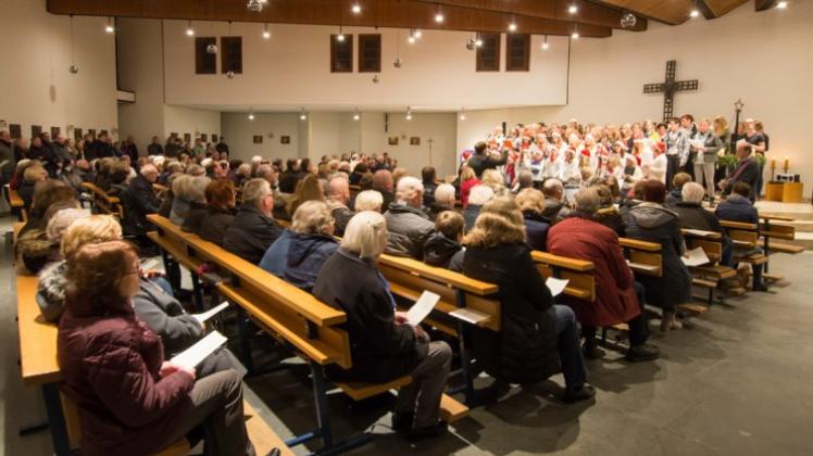 Gemeinsam gesungen und überzeugt haben die Scholen und Chöre der Kirchengemeinde Fullen-Versen bei ihrem Adventssingen. 