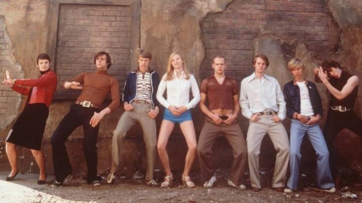 Der Film „Sonnenallee“ kam 1999 in die Kinos. Er zeigte das Leben junger Menschen in der DDR und versuchte dabei, auch die Mode der Zeit einzufangen. 