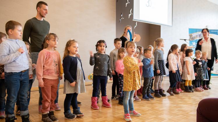 Die Kitakinder des Kooperationskindergartens „Kita Klein und Groß“ des Instituts Lernen und Leben boten ein buntes Programm für die geladenen Gäste der Jubiläumsfeier der Rostocker Heimstiftung.
