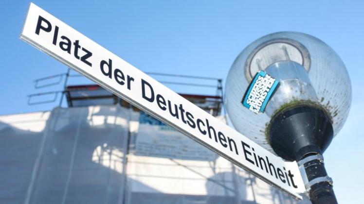 Straßenschild im luftleeren Raum: Dem Platz der Deutschen Einheit ist keine Adresse zugeordnet, und das macht ihn unscheinbar. 
