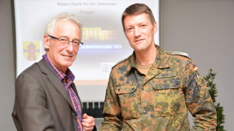 Oberbürgemeister Axel Jahnz und Oberstleutnant Stephan Fey haben am Freitag Pläne zur Flüchtlingsunterbringung auf dem Gelände der Feldwebel-Lilienthal-Kaserne erläutert. 