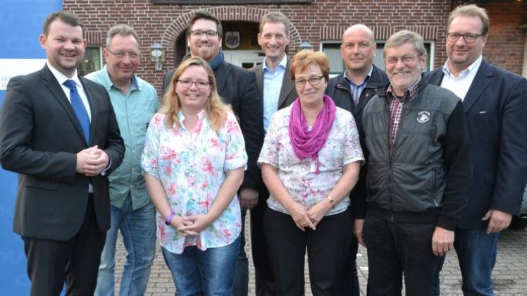 Neuer Vorstand: (von links) CDU-Kreisvorsitzender Ansgar Focke gratuliert Carsten Jesußek, Cindy Klüner, Marco Bardeck, Ralf Wessel, Heiderose Runge, Manfred Bartsch, Günther Runge und Frank Iden. 