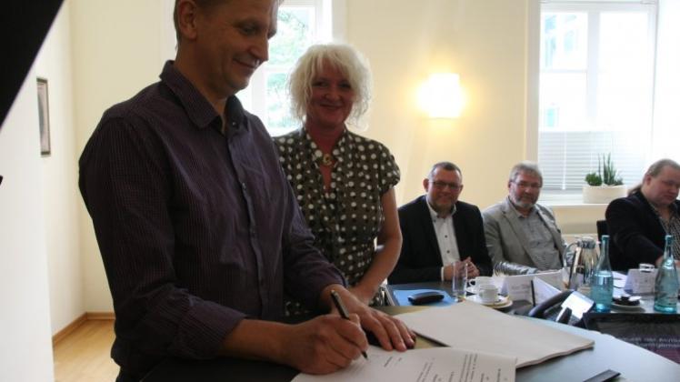 Die zwei Vorstandsvorsitzenden der Genossenschaft, Franz Klawitter und Irmgard Welling, unterschrieben als erste die Satzung. 