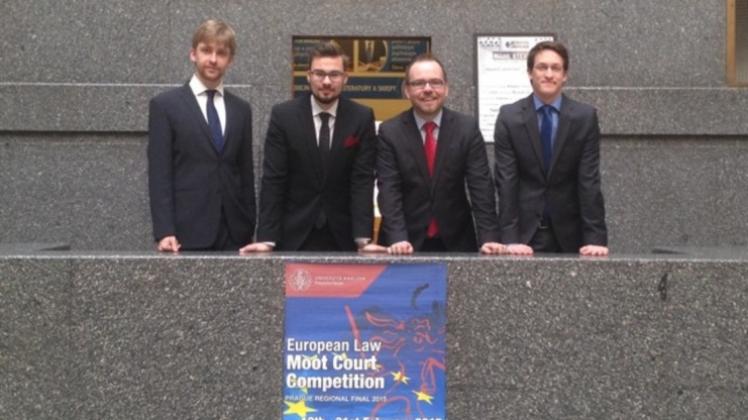 Osnabrücker Jurastudenten schafften es bei einem weltweiten Moot Court zum Europarecht bis in die Zwischenrunde. Unser Bild zeigt (von links) Benedikt Falkhofen, Patrick Hoffmann, Betreuer Marco Athen und Nico Brink. 