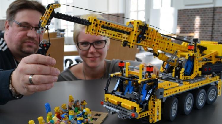 Sie organisieren die Lego- und Playmobil-Börse in Delmenhorst: Lego-Fan und Online-Händler Matthias Grebe sowie Ines Böse vom Delmenhorster Stadtmarketing. 