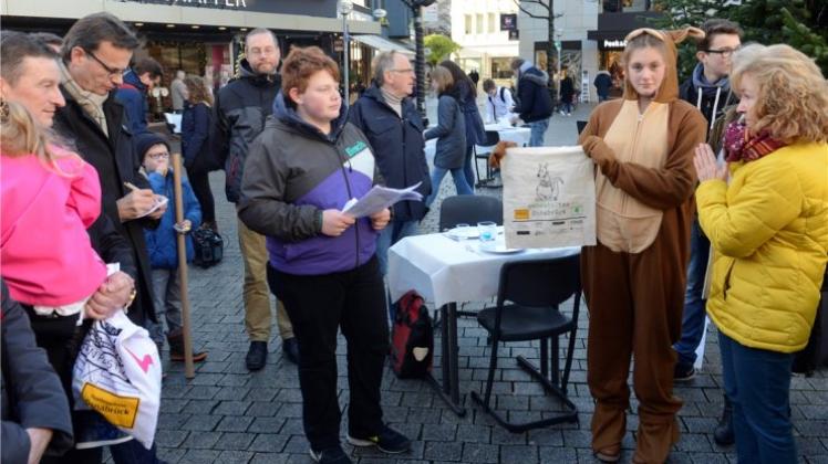 Auf dem Nikolaiort werden von den Klimabotschaftern Stoffbeutel gegen Spende verteilt für ein Plastiktütenfreies Osnabrück am 85.11.2015 / 