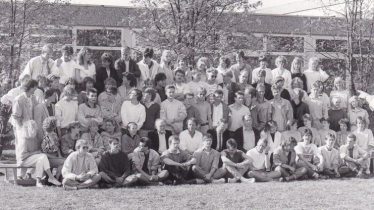 Die Vorbereitungen für das Abiturfoto des Jahrgangs 1987 am Gymnasium Ganderkesee zeigt das dk-Nostalgiebild vom 22. Juni 2015. 