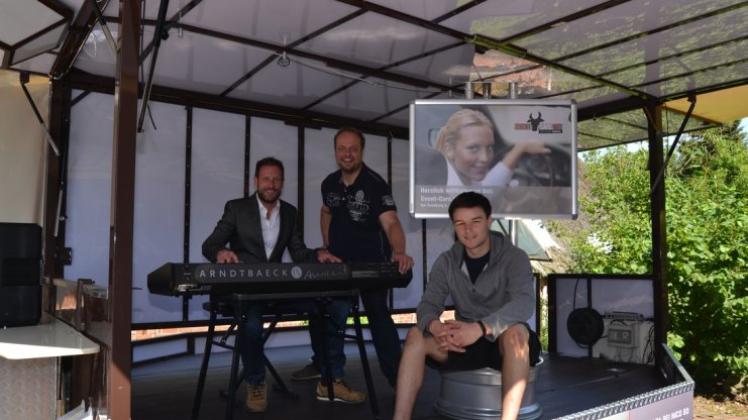 Für Open-Air-Partys und andere Anlässe: (von links) Nico Hemmelskamp, Arndt Baeck und Maurino Kudlorz haben Anteile am Bau der mobilen Bühne „Baeckmobil“. 