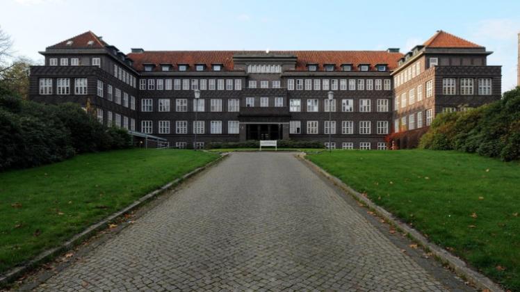 Die Schulden des Klinikums betragen momentan 8,7 Millionen Euro. Deshalb hält das Klinikum nur einen Anteil von 10 Prozent an der Holding. Die Schulden des Klinikums betragen momentan 8,7 Millionen Euro. Deshalb hält das Klinikum nur einen Anteil von 10 Prozent an der Holding.