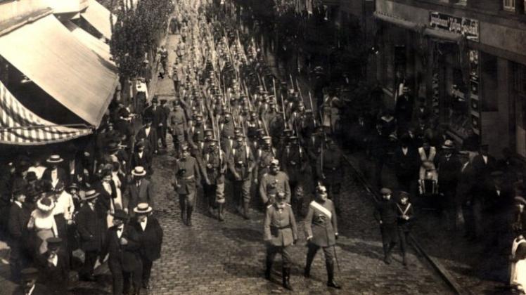 Delmenhorst wird Garnisonsstadt: Ende August 1915 ziehen die Soldaten des 4. Landsturm-Infanterie-Bataillons X/19 vom Bahnhof aus in die Stadt ein. Bildvorlage: Stadtarchiv Delmenhorst Delmenhorst wird Garnisonsstadt: Ende August 1915 ziehen die Soldaten des 4. Landsturm-Infanterie-Bataillons X/19 vom Bahnhof aus in die Stadt ein. Bildvorlage: Stadtarchiv Delmenhorst
