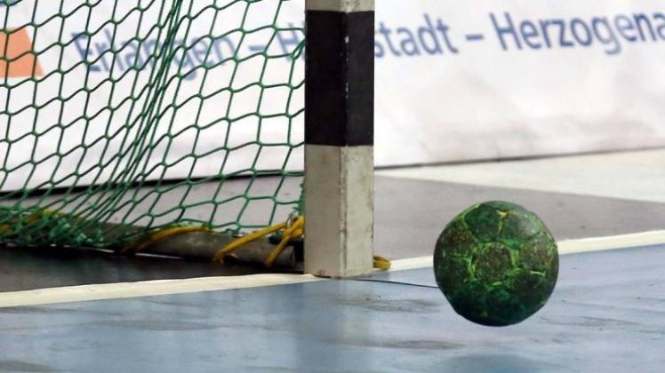 Die B-Jugend-Handballer der HSG Hude/Falkenburg warten in der Landesliga weiter auf ihren ersten Saisonsieg: Sie verloren bei der JSG Wilhelmshaven mit 21:23. Symbolfoto: Imago/Zink